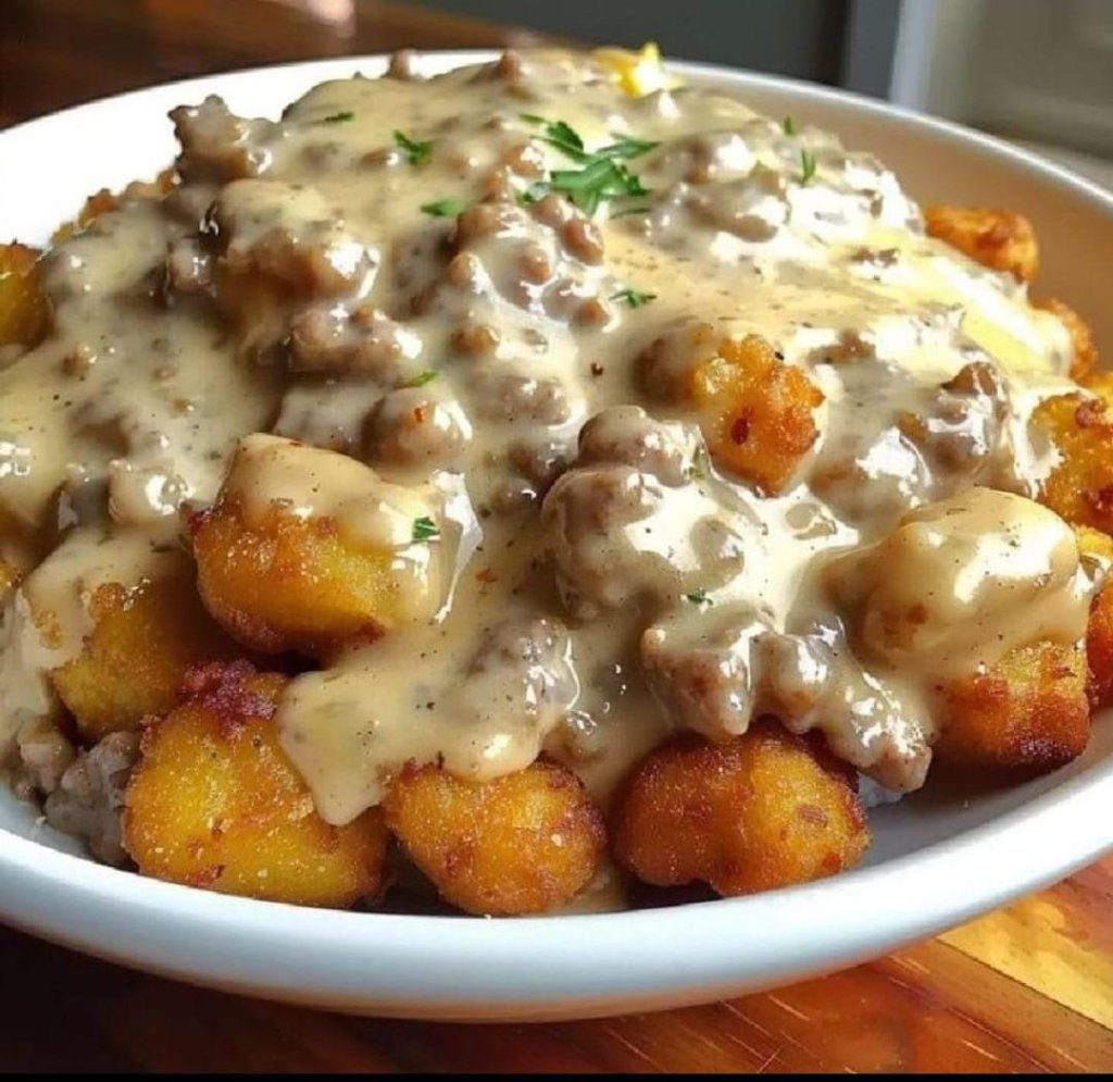 Tater Tot Breakfast Bowl with Sausage&nbsp;Gravy