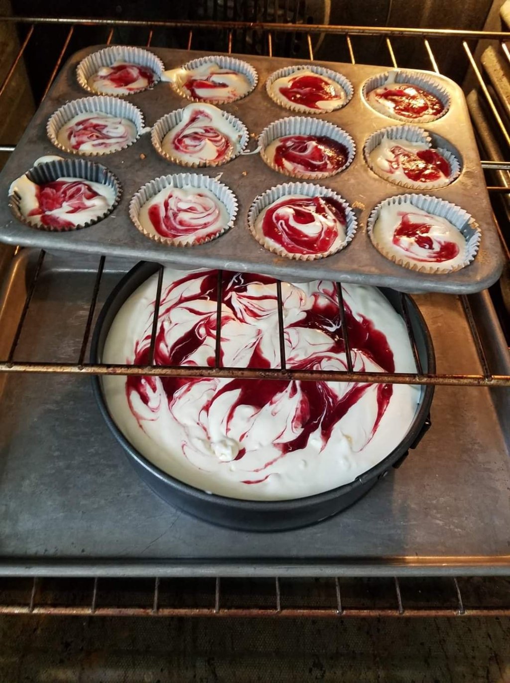KETO STRAWBERRY CHEESCAKE
